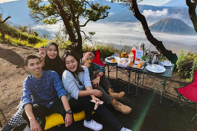 1 Day - Bromo Sunrise Romantic Breakfast // 00.30 - 13.00 - A midnight departure for Bromo’s most famous morning