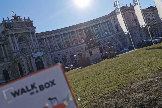 A box for a romantic walk in the city center of Vienna - Heiligenkreuzerhof, one of the oldest residential corners