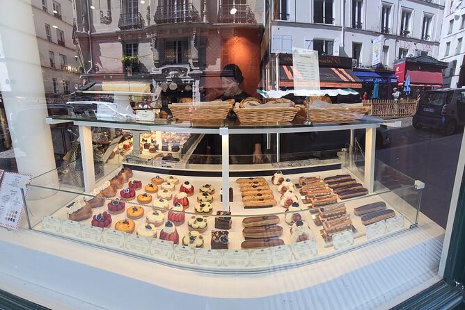 A Tapestry of Art and Romance in Montmartre - A sweet pause at the Wall of Love