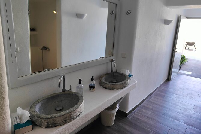 Akrotiri: Couples Massage & Pool Day Access - Choosing between a relaxing and deep tissue massage