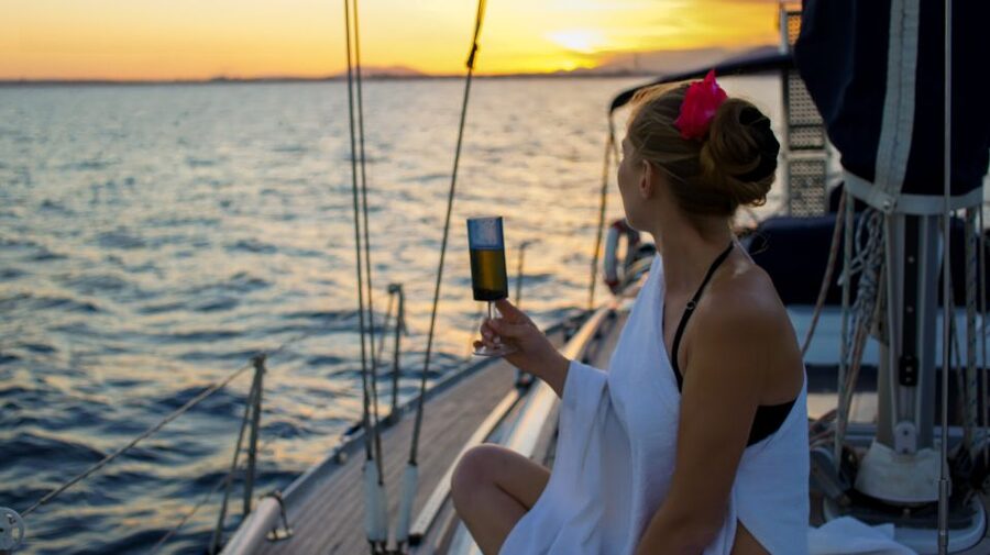 Alcudia: Romantic Sailing Trip with Diner for 2 - A fresh fish dinner on the open sea