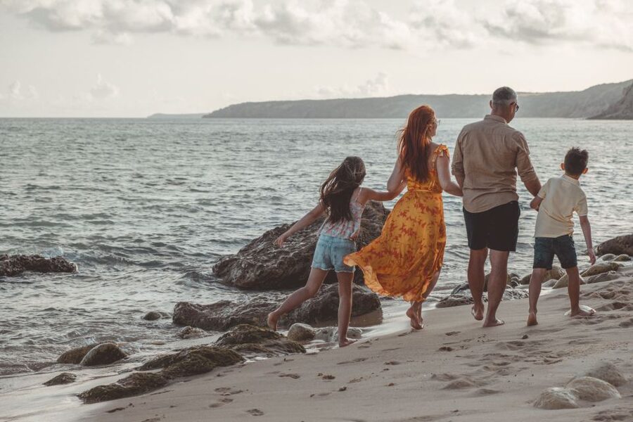 Algarve: Photoshoot for couple, family, portrait - Maria and Jonathan’s approach
