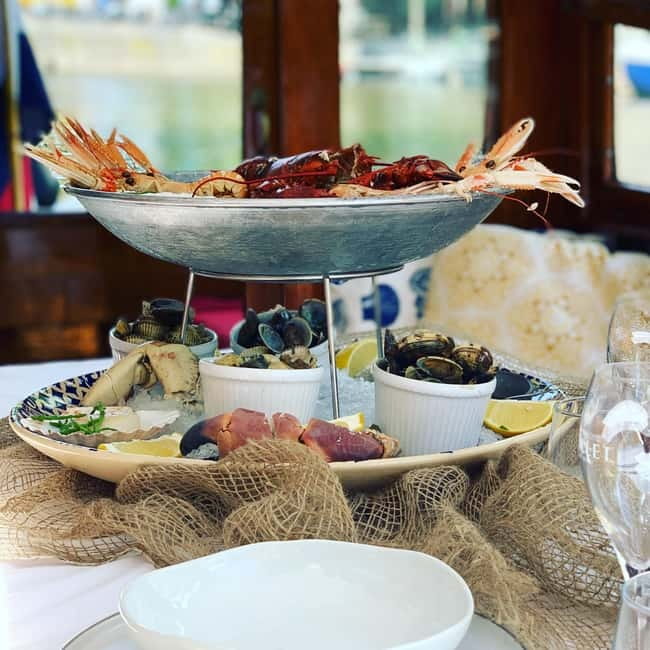 Amsterdam: Private Dinner Cruise (4pers) with Guide - Two Hours Through Amsterdam-Centrum