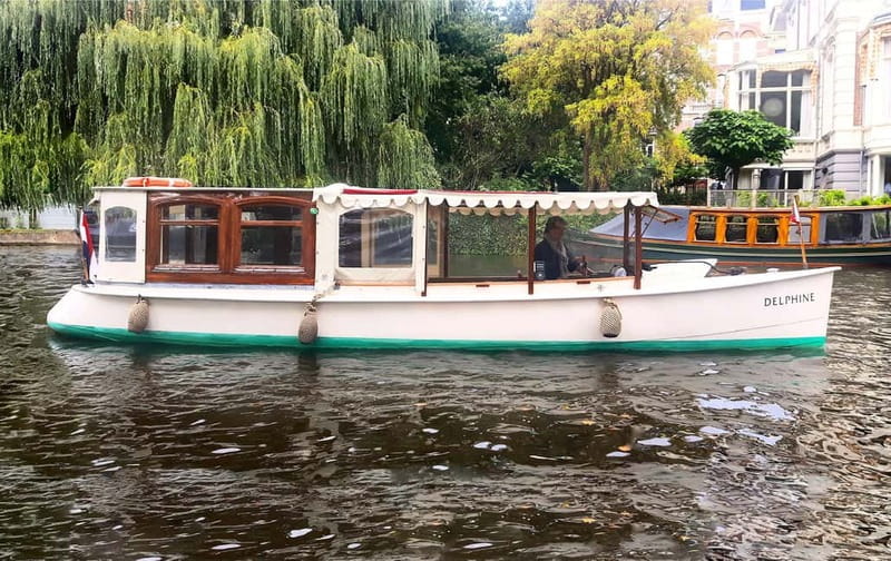 Amsterdam: Private Dinner Cruise (4pers) with Guide - A Seasonal Main Course and Dessert