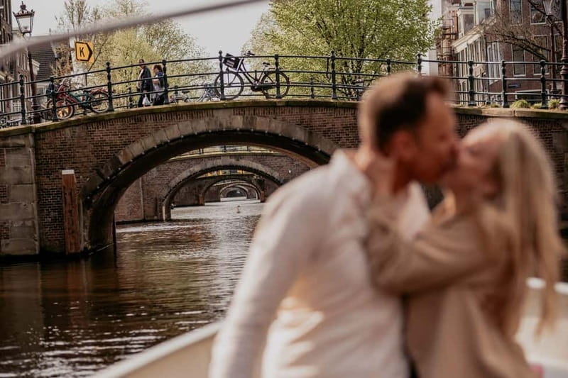 Amsterdam: Private Romantic Canal Cruise w. Prosecco/Snacks - Lijnbaansgracht, Prinsengracht, and canal-house views