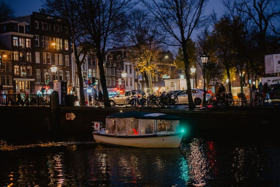 Amsterdam: Private Romantic Evening Boat Tour with Prosecco - A private boat versus a standard canal cruise