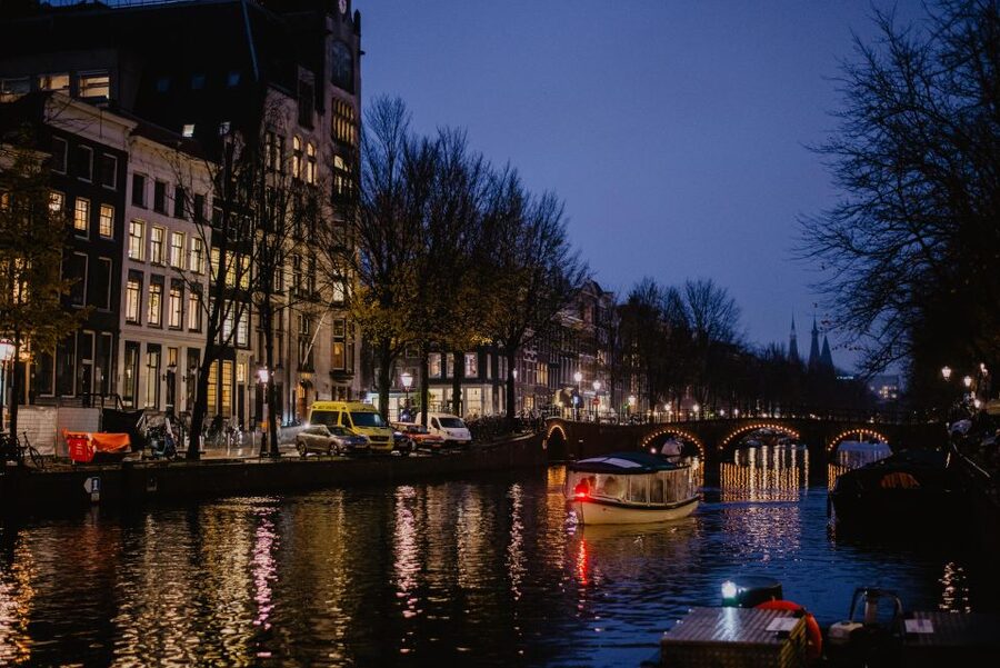 Amsterdam: Private Romantic Evening Boat Tour with Prosecco - Why Amsterdam’s canals work so well after dark