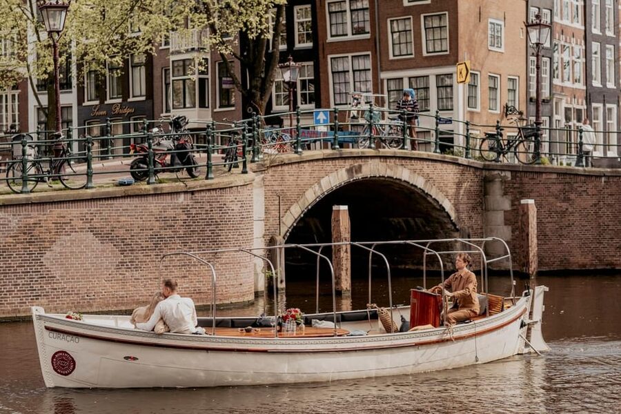 Amsterdam: Private Romantic Evening Boat Tour with Prosecco - Reguliersgracht and its seven bridges