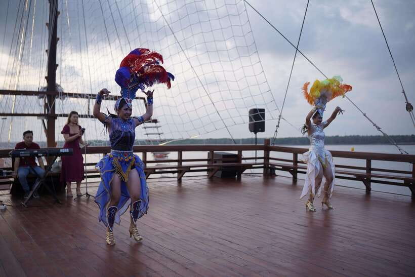 Bali Phinisi Cruise: Sunset Dinner with Live Music & Buffet - Live music, DJ sets, and dance shows
