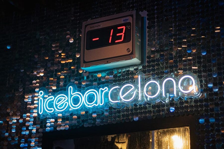 Barcelona: Ice Bar and Terrace Drinks Romantic Package - Practical timing and what to wear