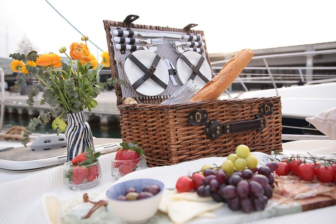 Barcelona Private Romantic Sailing Tour - What the private format really adds