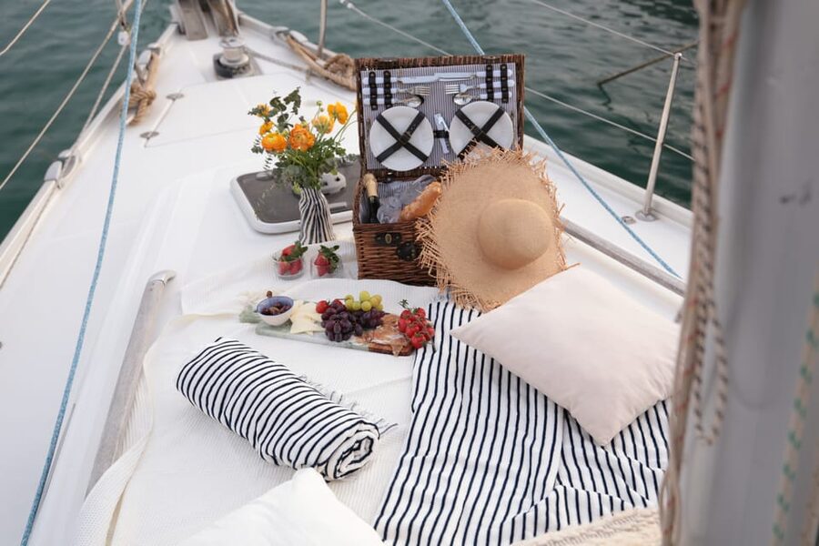 Barcelona: Private Romantic Sailing Tour with Drinks - Drinks, Snacks, and the Private Feel