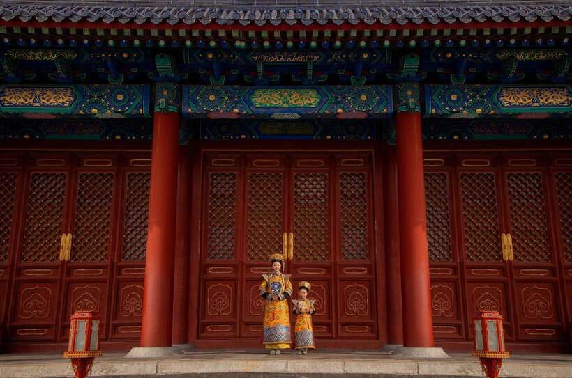 Beijing: Hanfu Experience & Photo Shoot – Family & Couples - The Forbidden City moat provides the backdrop