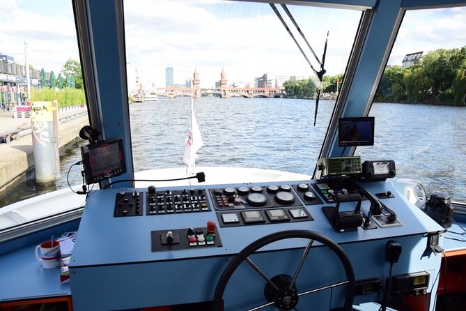Berlin Capital 4-Course Sunset Dinner Cruise Including Drinks - Finding Rosengarten after sunset