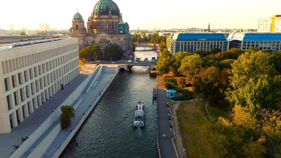 Berlin: Evening Boat Cruise – Romance & Moonlight - The Chancellery and Reichstag from the Spree