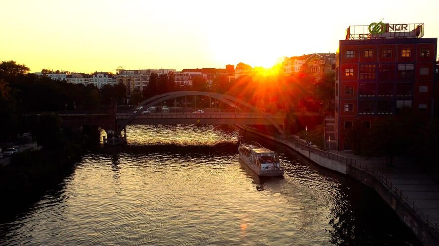 Berlin: Evening Boat Cruise – Romance & Moonlight - Museum Island and Berlin Cathedral after dark