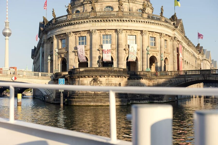 Berlin: Evening Boat Cruise – Romance & Moonlight - What the $37 ticket really buys you