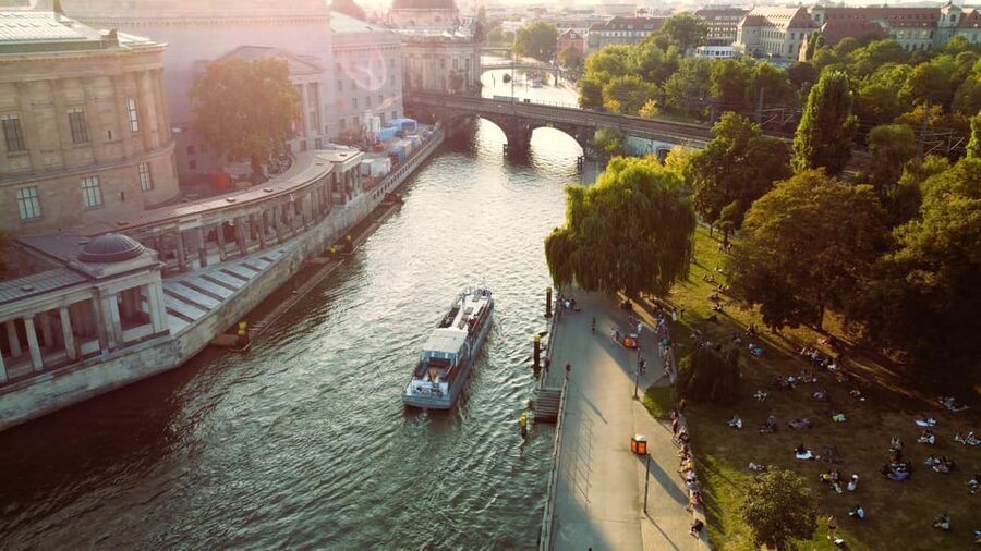 Berlin: Evening Boat Cruise – Romance & Moonlight - House of World Cultures and the first river views