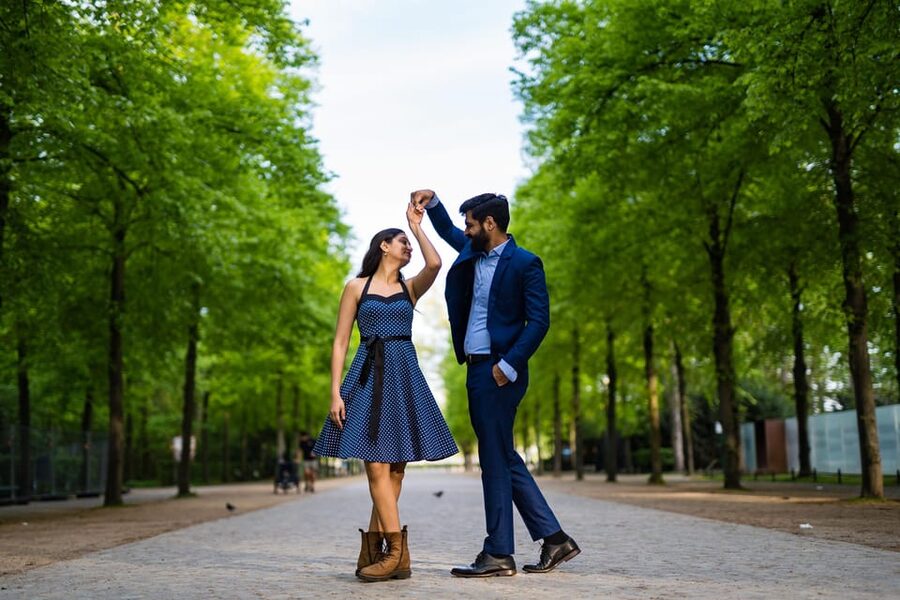 Berlin Love Story: Surprise Proposal Photography Session - Protecting the surprise
