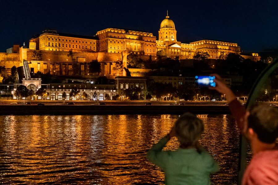 Budapest: Candlelit Dinner River Cruise with Live Music - Live Hungarian music without a nightclub atmosphere