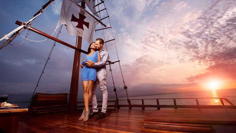 Cancun: Columbus The Romantic Dinner Cruise - Small details that improve the evening
