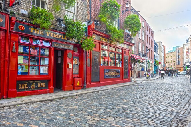 Cupid’s Trail: Romantic Puzzle Quest in Dublin - Starting under Fusilier’s Arch at St Stephen’s Green
