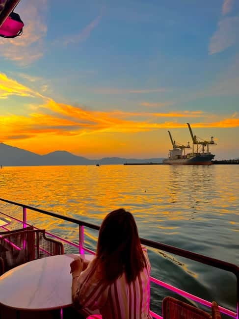 Da Nang: Experience a Magical Sunset Dinner Cruise in DN Bay - Choosing sunset or the 8:30 PM voyage