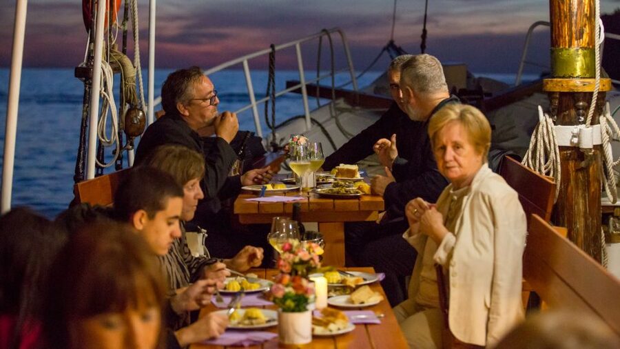 Dubrovnik: Sunset Dinner Cruise around the Old Town - What the family-run service adds