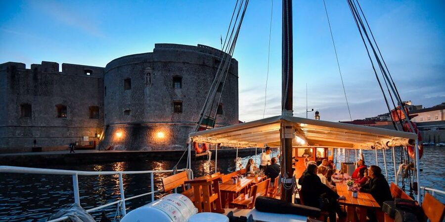 Dubrovnik: Sunset Dinner Cruise around the Old Town - Comfort, clothing, and practical limits