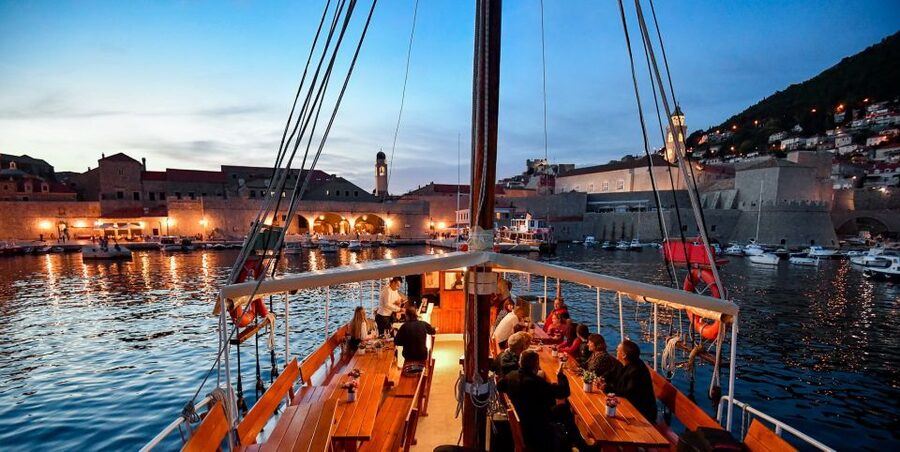 Dubrovnik: Sunset Dinner Cruise around the Old Town - Who should book this sunset cruise?