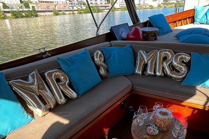 Exclusive private boat trip for couples in Heidelberg - Downstream past villas and filming locations