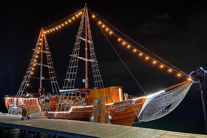 Feel the love on a romantic dinner at Cancun sea, with live music and open bar. - Setting sail from Marina Aquatours