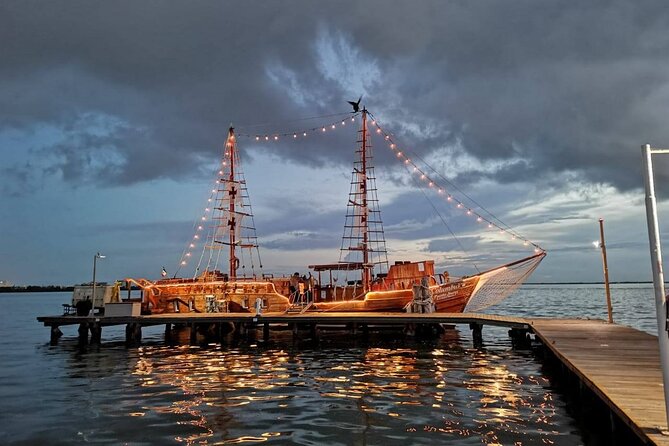 Feel the love on a romantic dinner at Cancun sea, with live music and open bar. - The open bar and the real cost
