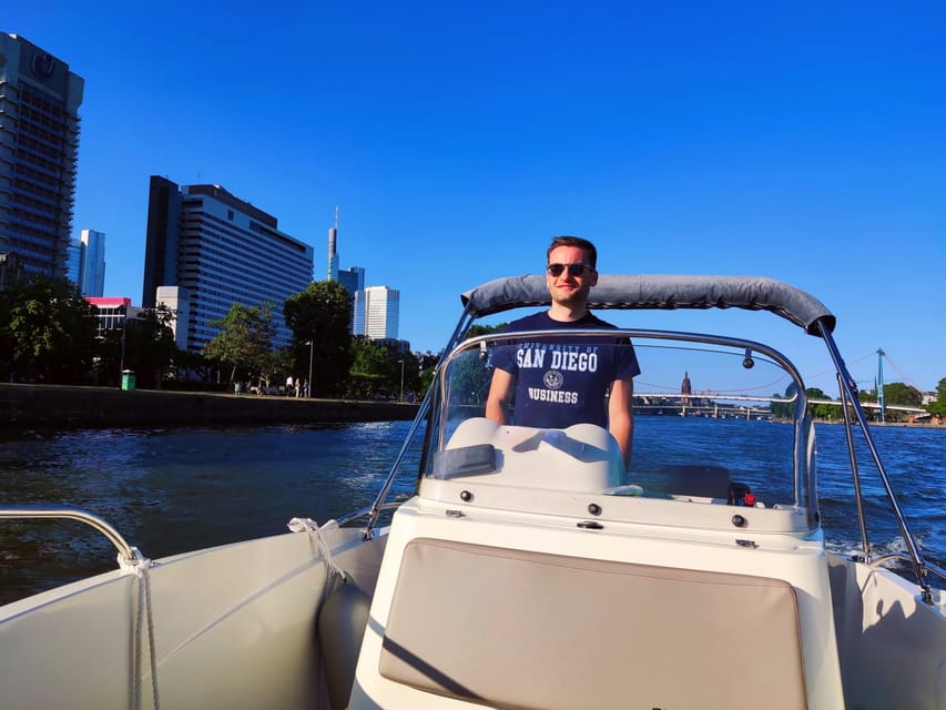 Frankfurt: Private Romantic Skyline Boat Tour - A welcome drink and a personal soundtrack