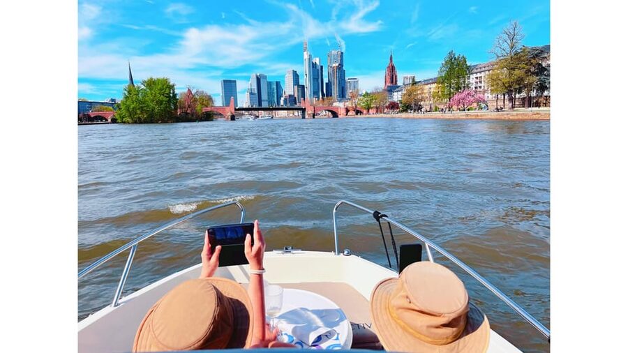Frankfurt: Private Romantic Skyline Boat Tour - What the $293 price really covers