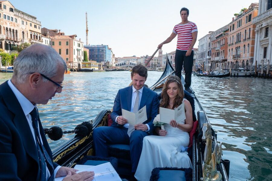 Grand Canal: Renew Your Wedding Vows on a Venetian Gondola - Key points at a glance