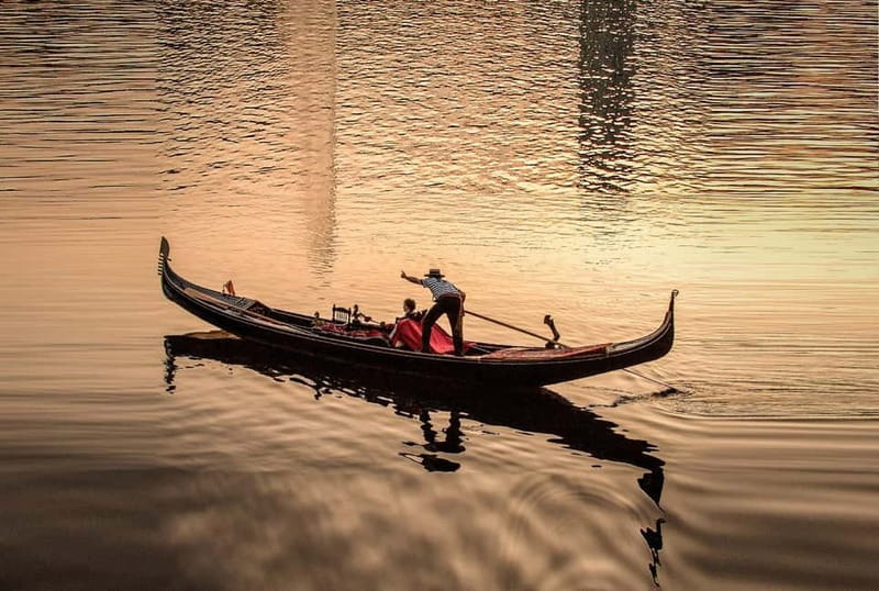 Hamburg Alster Lake romantic Tour in a Real Venetian Gondola - The first five minutes on the Alster