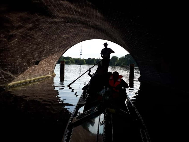 Hamburg Alster Lake romantic Tour in a Real Venetian Gondola - What the 45-minute schedule really feels like