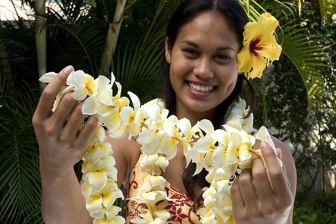 Honeymoon Airport Lei Greeting on Kahului Maui - What happens at Kahului Airport