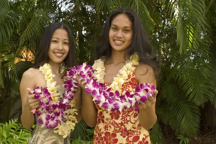 Honolulu Honeymoon Airport Lei Greeting - What happens from arrival gate to baggage claim
