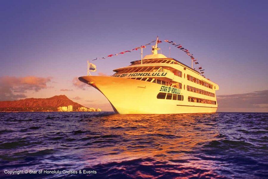 Honolulu: Nova Five Star Sunset Dinner Cruise with Live Jazz - A welcome drink and the first views of Oahu