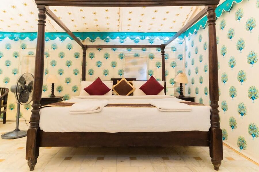 Jaisalmer: Romantic Night with Luxury Desert Camping - Dinner, firelight, music, and Rajasthani dance