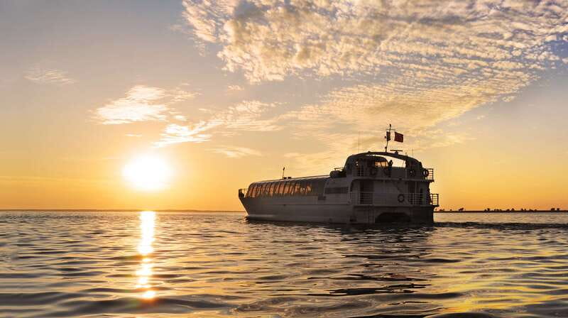 Kingston: Sunset Dinner Cruise - Sailing Into Kingston’s Evening Light