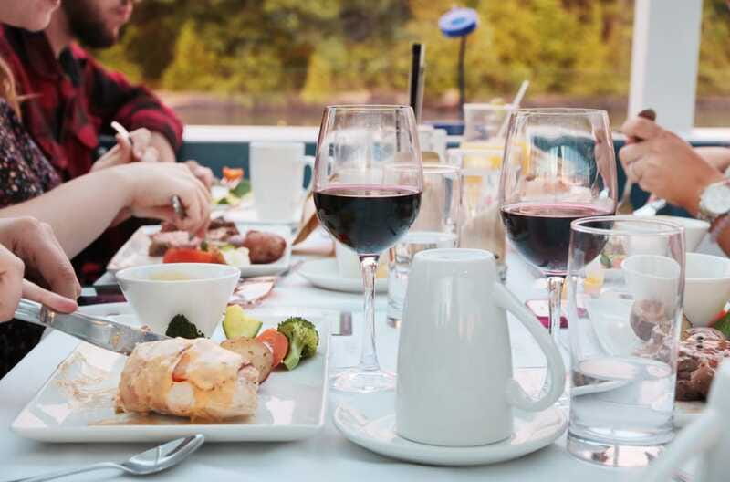 Kingston: Sunset Dinner Cruise - Live Music, Dancing, and Commentary