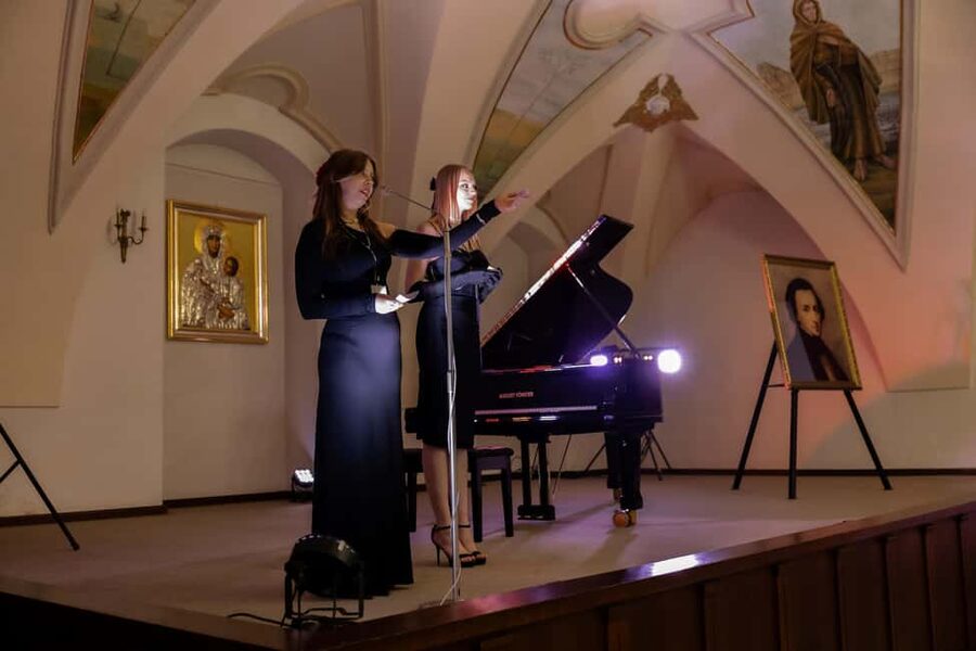 Kraków: Romantic Candlelight Chopin Piano Concert - Entering a rarely opened Bernardine church