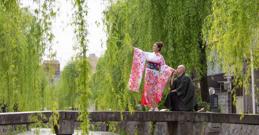 Kyoto: Private romantic photoshoot for couples - A Kyoto keepsake that feels personal