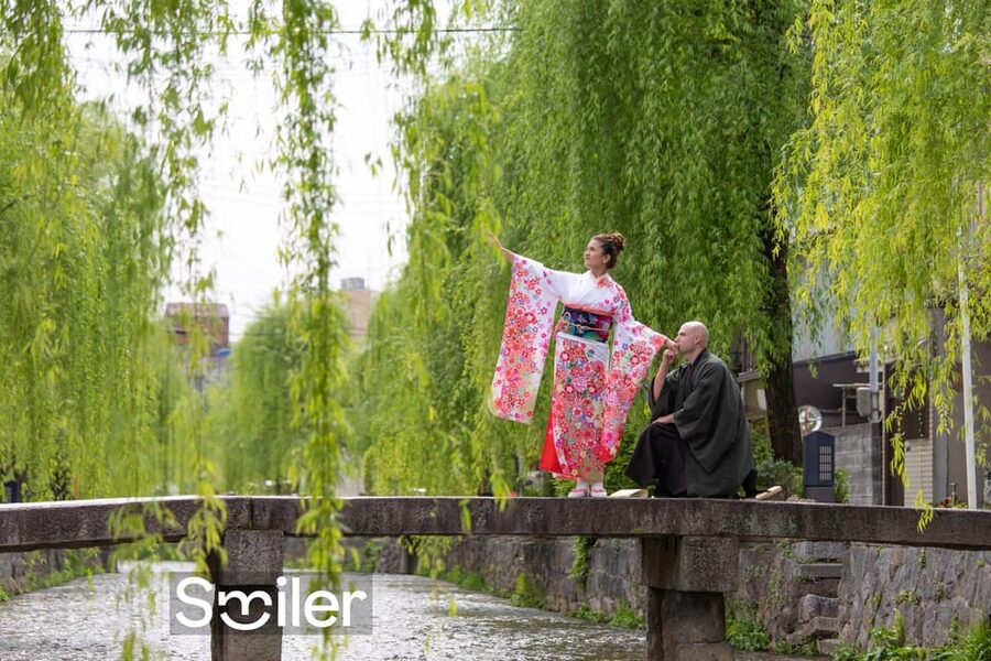 Kyoto: Private romantic photoshoot for couples - Meeting outside KéFU Stand in Yasaka