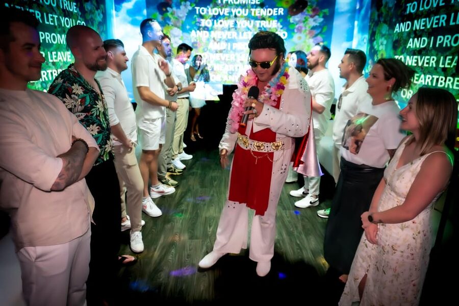 Las Vegas: Elvis Wedding with Las Vegas Sign Photos Included - The photo package and the Las Vegas Sign question