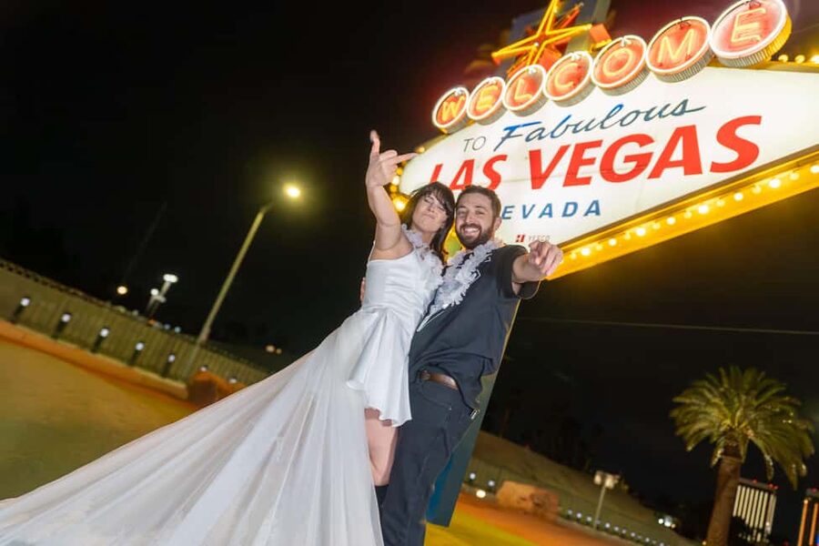 Las Vegas: Gold Elvis Vow Renewal or Wedding at Welcome Sign - How the public setting affects the mood
