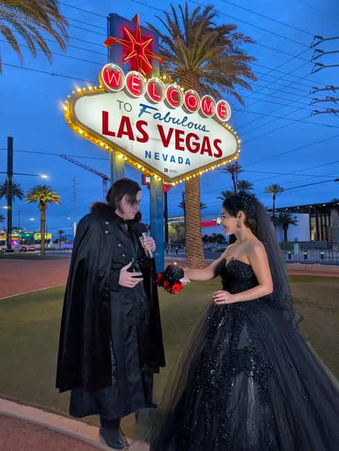 Las Vegas: Traditional or Theme Vegas Sign Wedding/Renewal - Should you book the Las Vegas Sign ceremony?